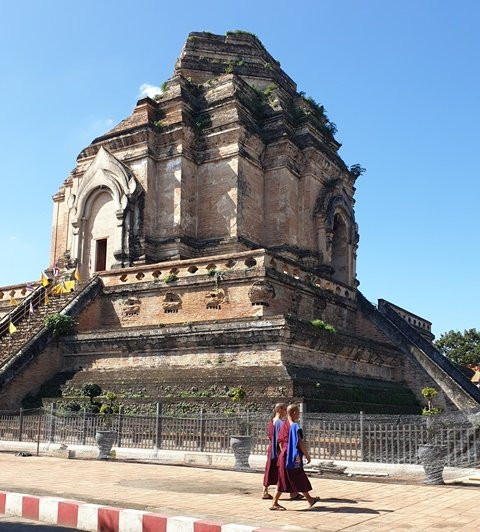 Thap Luang nằm trong khuôn viên Wat Chedi Luang, cao 80m, sau trận động đất năm 1545, Thap Luang chỉ còn cao kghoangr 60 m, và hiện nay, du khách không được vào bên trong.