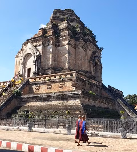 Thap Luang nằm trong khuôn viên Wat Chedi Luang, cao 80m, sau trận động đất năm 1545, Thap Luang chỉ còn cao kghoangr 60 m, và hiện nay, du khách không được vào bên trong.