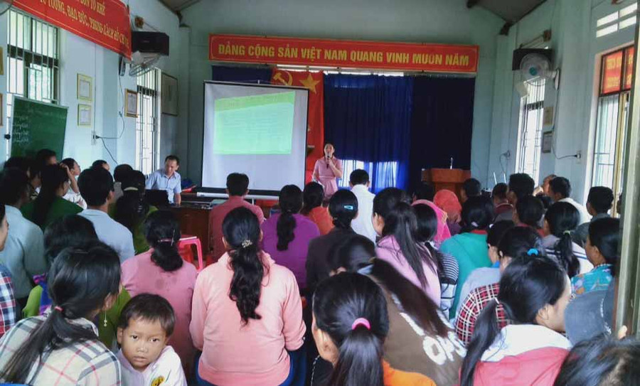 Nhiều hộ dân tộc thiểu số huyện Ia Pa đến tìm hiểu mô hình. Ảnh: Mai Linh 