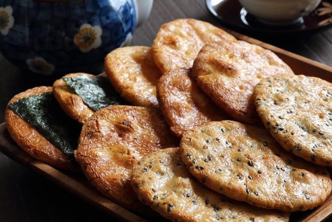 Bánh gạo chiên là món ăn vặt phổ biến của nhiều gia đình Nhật Bản Bánh gạo chiên là món ăn vặt phổ biến của nhiều gia đình Nhật Bản