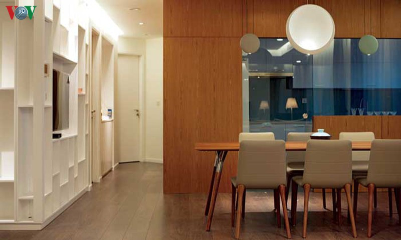 Phòng ăn được kết nối liền kề với phòng khách phía cửa sổ. Khu vực bếp được xử lý khép kín tạo thành hình khối nổi bật trong không gian chung. Phòng ăn được kết nối liền kề với phòng khách phía cửa sổ. Khu vực bếp được xử lý khép kín tạo thành hình khối nổi bật trong không gian chung.