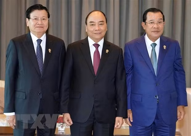  Thủ tướng Nguyễn Xuân Phúc với Thủ tướng Lào Thongloun Sisoulith (trái) và Thủ tướng Campuchia Samdech Techo Hun Sen (phải). (Ảnh: Thống Nhất/TTXVN)