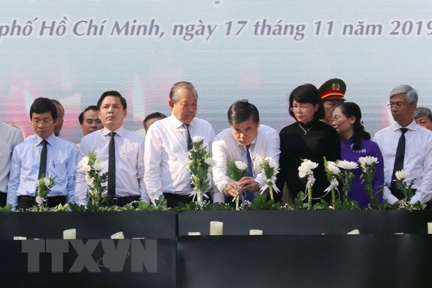 Phó Thủ tướng Thường trực Trương Hòa Bình cùng các lãnh đạo, đại diện các Ban, Bộ, Ngành và đông đảo nhân dân Thành phố Hồ Chí Minh đặt hoa tưởng niệm các nạn nhân tử vong do tai nạn giao thông. (Ảnh: Thanh Vũ/TTXVN)