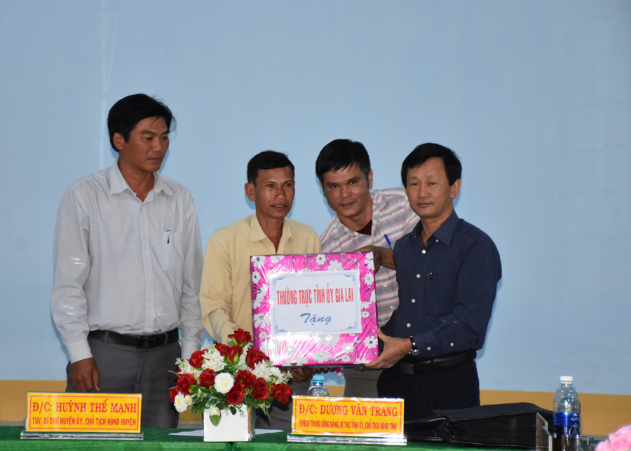 Bí thư Tỉnh ủy Dương Văn Trang tặng quà cho xã Đak Tơ Ja. Ảnh: Trần Dung