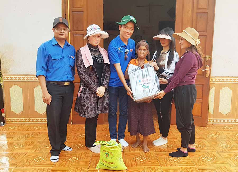 Hội DN trẻ tỉnh Gia Lai trao quà cho các gia đình chính sách của xã Ia Dom, huyện Đức Cơ. Ảnh: H.Đ.T