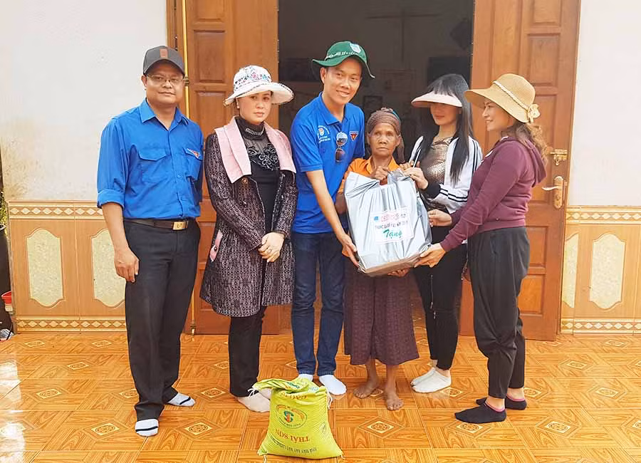 Hội DN trẻ tỉnh Gia Lai trao quà cho các gia đình chính sách của xã Ia Dom, huyện Đức Cơ. Ảnh: H.Đ.T