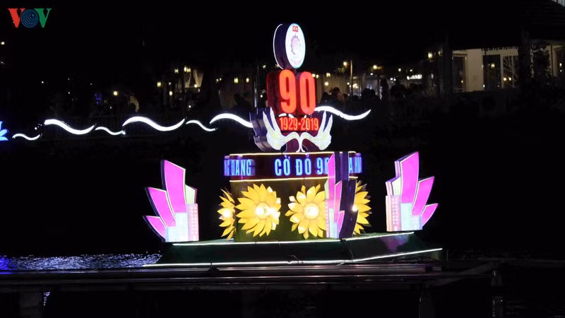  Hoa đăng của các quận, huyện được trang trí theo từng chủ đề khác nhau.