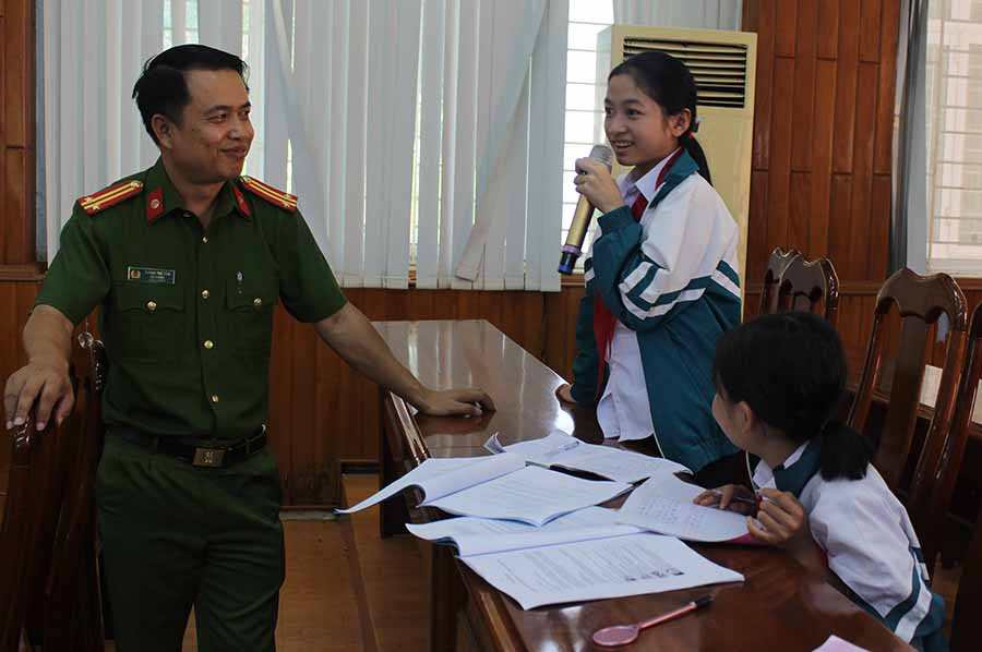 12-11 Đồng chí Vương Thế Tâm-Đội trưởng Đội cảnh sát điều tra hình sự về ma túy-Công an huyện Đức Cơ hướng dẫn kỹ năng phòng-chống bạo lực cho các em học sinh-Ảnh TB