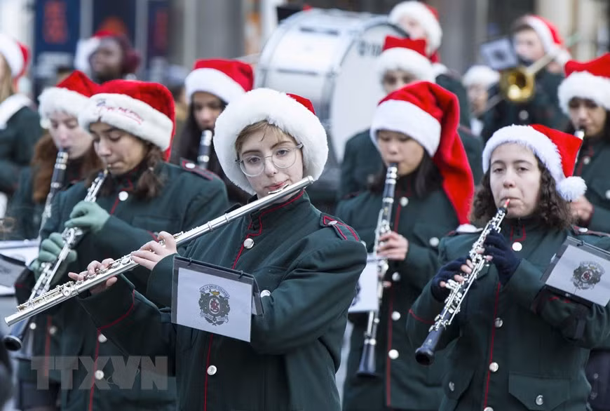 Đội kèn tham gia cuộc diễu hành Ông già Noel tại Toronto, Canada, ngày 17/11/2019. (Ảnh: THX/TTXVN)