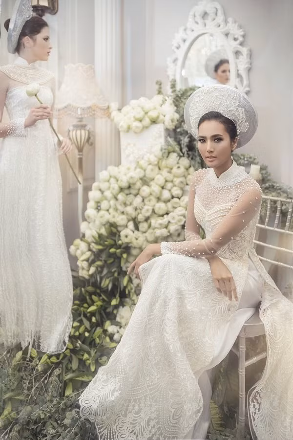  Siêu mẫu gốc Khmer nền nã với trang phục tà áo dài truyền thống trong bộ ảnh mới nhất của mình. Điểm nhấn của những thiết kế lần này nằm ở loạt họa tiết được đính kết trên nền ren mỏng.