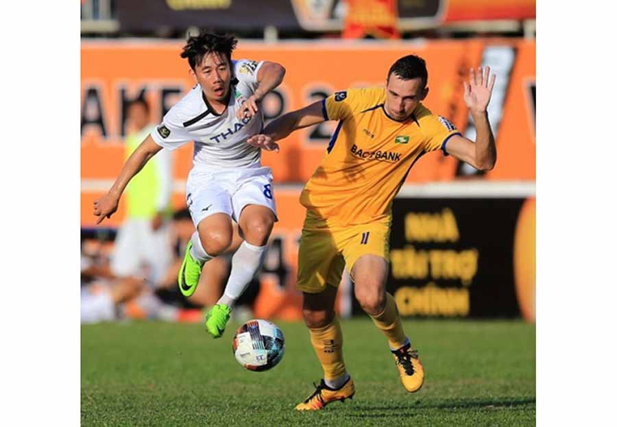 Trung vệ Damir Memovic (phải) ký hợp đồng thi đấu cho HAGL ở mùa giải tới. Ảnh: internet  Trung vệ Damir Memovic (phải) ký hợp đồng thi đấu cho HAGL ở mùa giải tới. Ảnh: K.N.B