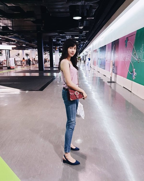  Khán giả thấy cô chỉ hợp với trang phục đơn giản với áo hai dây, quần jeans như thế này thôi