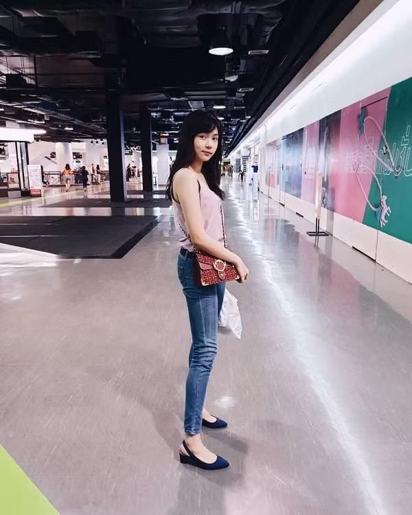  Khán giả thấy cô chỉ hợp với trang phục đơn giản với áo hai dây, quần jeans như thế này thôi