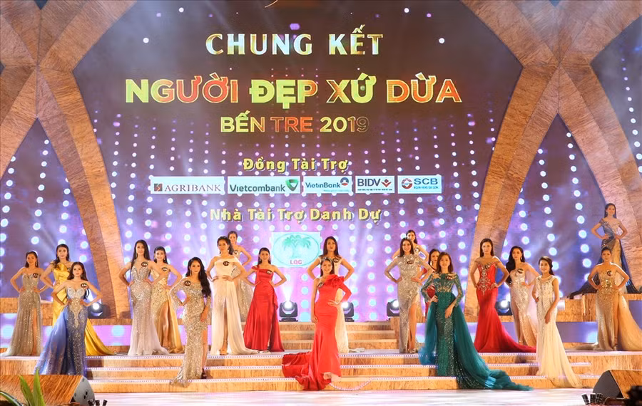 Các thí sinh tham dự chung kết cuộc thi Người đẹp xứ dừa Bến Tre năm 2019. Ảnh: H. Thơ.