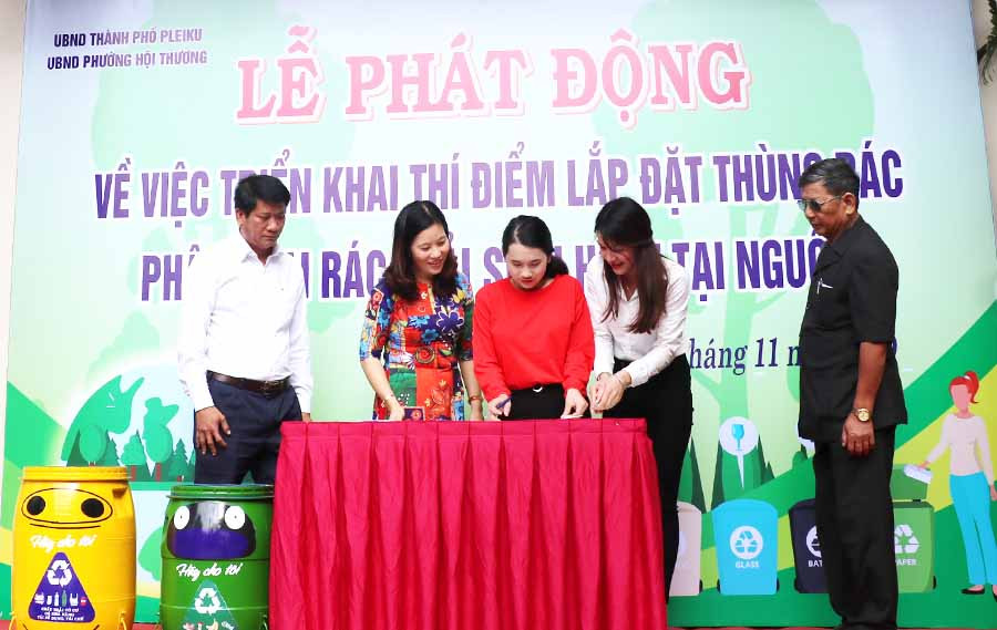  Đai diện UBND phường, các tổ dân phố và hộ gia đình ký cam kết phân loại rác thải. Ảnh: Hồng Thương