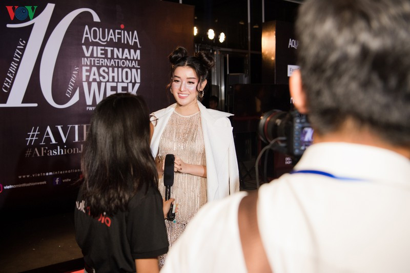  Huyền My nhận được sự quan tâm của giới truyền thông khi xuất hiện tại sự kiện.