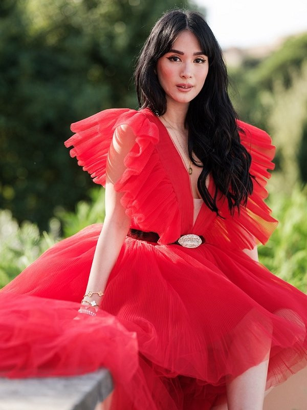 Mỹ nhân giàu có vợ của thượng nghị sĩ Philippines Heart Evangelista từng làm say đắm công chúng khi diện bộ đầm đỏ đậm chất Haute Couture trong loạt ảnh thời trang gần đây