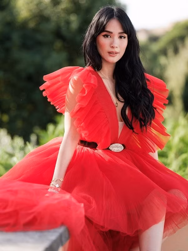 Mỹ nhân giàu có vợ của thượng nghị sĩ Philippines Heart Evangelista từng làm say đắm công chúng khi diện bộ đầm đỏ đậm chất Haute Couture trong loạt ảnh thời trang gần đây