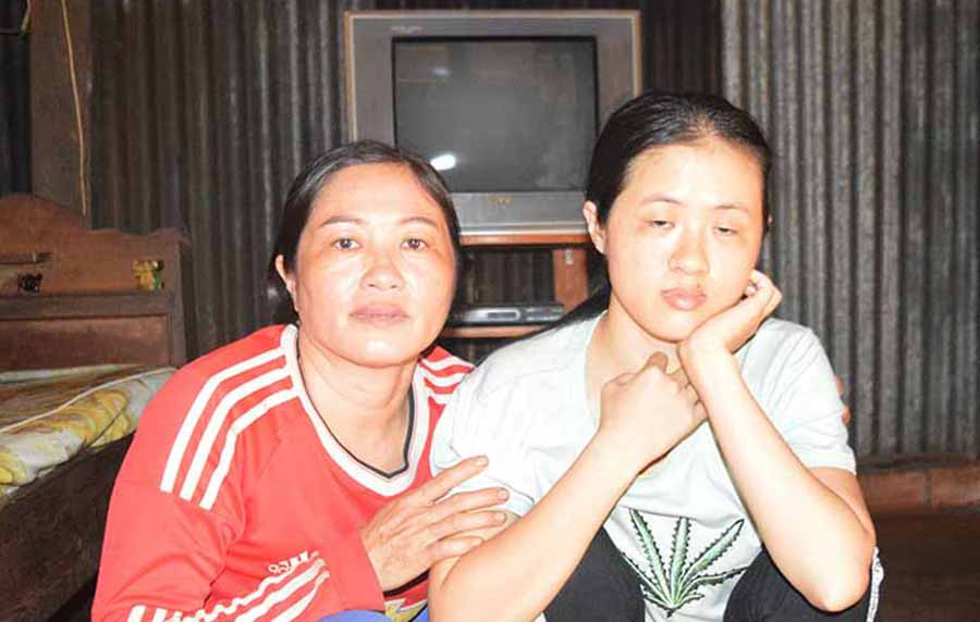  Bà Hoàng Thị Lịch bên con gái Hoàng Thị Chà. Ảnh: Đ.Y