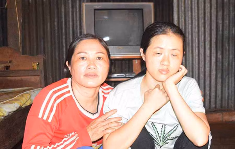  Bà Hoàng Thị Lịch bên con gái Hoàng Thị Chà. Ảnh: Đ.Y