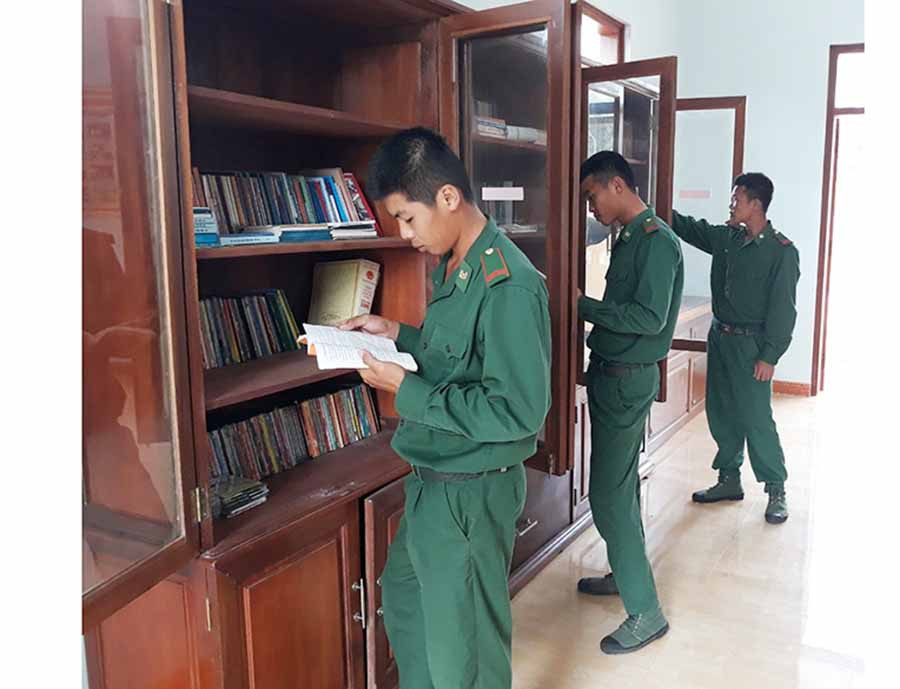 Chiến sĩ Đồn Biên phòng Ia Pnôn tự nghiên cứu tài liệu để tham gia mô hình. Ảnh: P.D  Chiến sĩ Đồn Biên phòng Ia Pnôn tự nghiên cứu tài liệu để tham gia mô hình. Ảnh: P.D