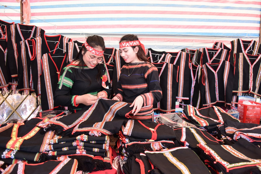 Gian hàng thổ cẩm làm nên nét đẹp lễ hội. Ảnh: Đức Thụy Gian hàng thổ cẩm làm nên nét đẹp lễ hội. Ảnh: Đức Thụy