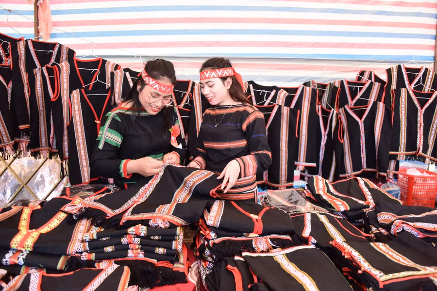 Gian hàng thổ cẩm làm nên nét đẹp lễ hội. Ảnh: Đức Thụy Gian hàng thổ cẩm làm nên nét đẹp lễ hội. Ảnh: Đức Thụy