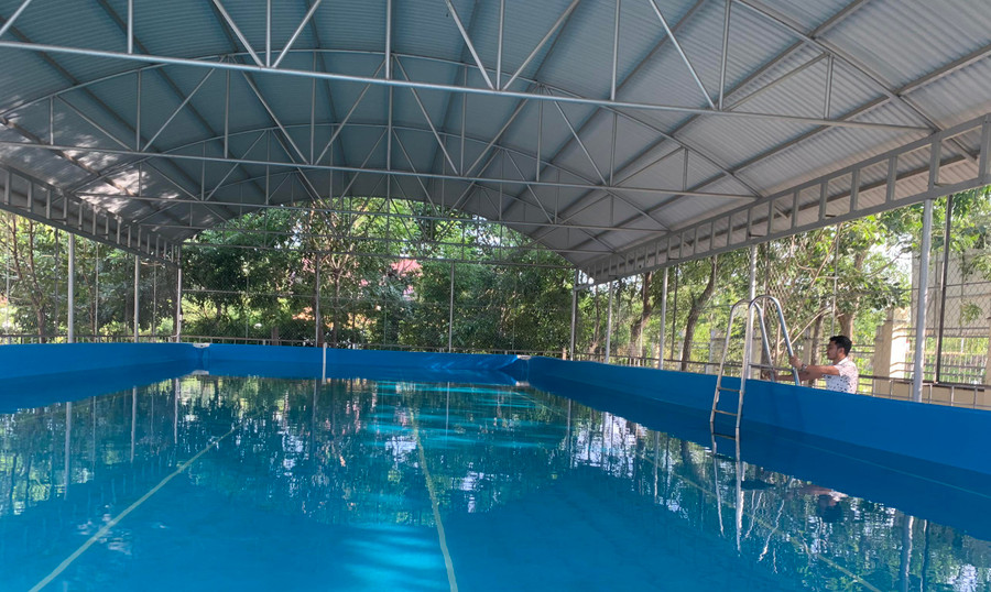 Hồ bơi thông minh lắp đặt tại Trường Tiểu học và THCS Nguyễn Viết Xuân (xã Ia Rtô) được đầu tư hơn 400 triệu đồng nhưng ít sử dụng. Ảnh: Nguyên Hương