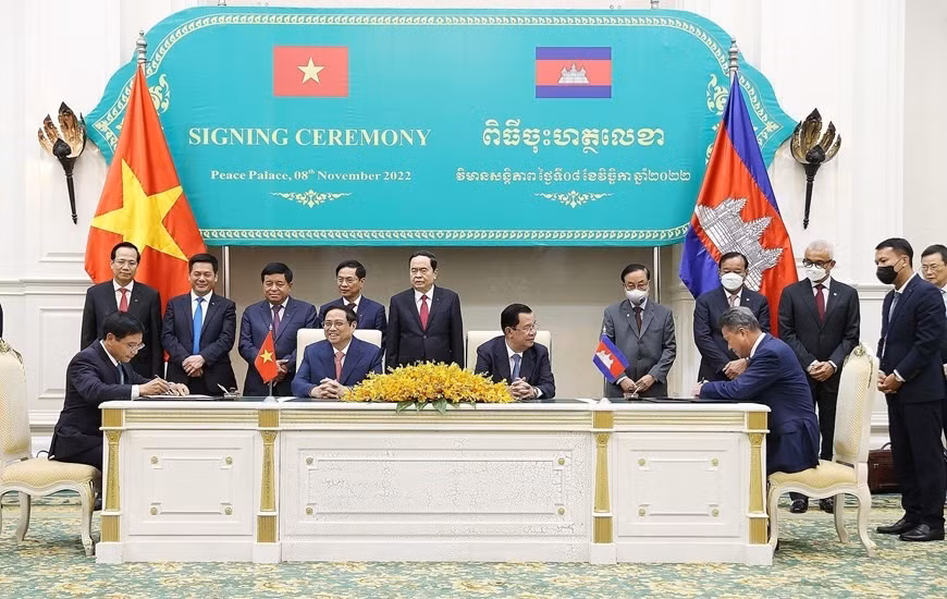 Thủ tướng Phạm Minh Chính và Thủ tướng Vương quốc Campuchia Samdech Techo Hun Sen chứng kiến lễ ký Bản ghi nhớ về loại và số lượng xe thương mại đối với việc thực hiện Hiệp định và Nghị định thư giữa Chính phủ Việt Nam và Chính phủ Campuchia về vận tải đường bộ. Ảnh: TTXVN