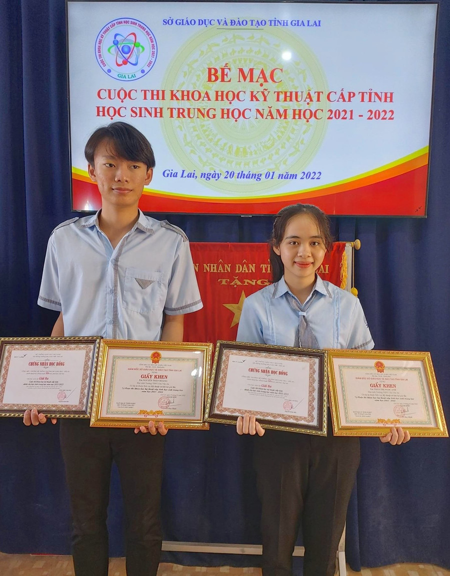 Mô hình Máy thu hoạch thuốc lá của 2 em Nguyễn Trần Hoàng (bìa trái) và Trần Thị Ngọc Anh đã đạt giải ba tại cuộc thi khoa học kỹ thuật cấp tỉnh năm học 2021-2022. Ảnh: Mộc Trà