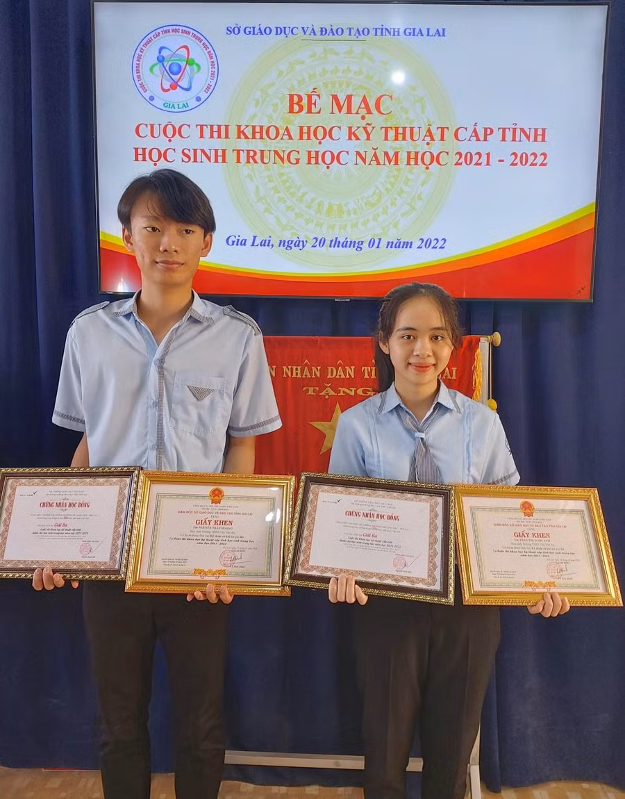 Mô hình Máy thu hoạch thuốc lá của 2 em Nguyễn Trần Hoàng (bìa trái) và Trần Thị Ngọc Anh đã đạt giải ba tại cuộc thi khoa học kỹ thuật cấp tỉnh năm học 2021-2022. Ảnh: Mộc Trà