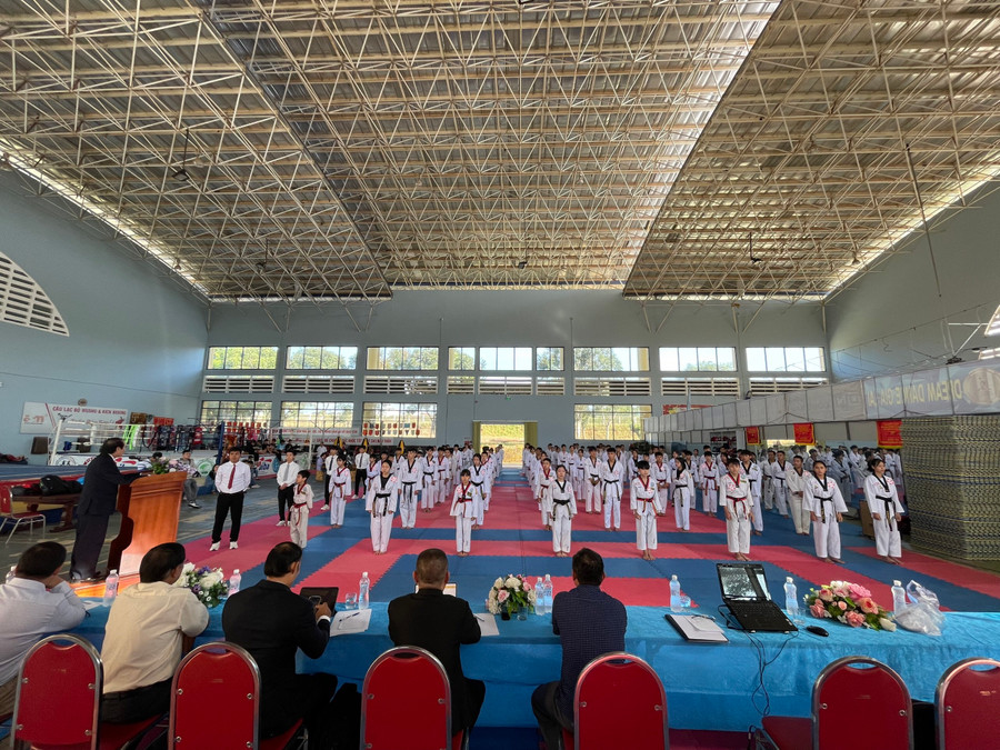 130 võ sinh đã tham gia kỳ thi thăng đẳng Ảnh: Văn Ngọc