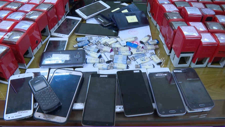 Con dấu giả và các tang vật bị thu giữ. Ảnh: Quang Huy Con dấu giả và các tang vật bị thu giữ. Ảnh: Quang Huy