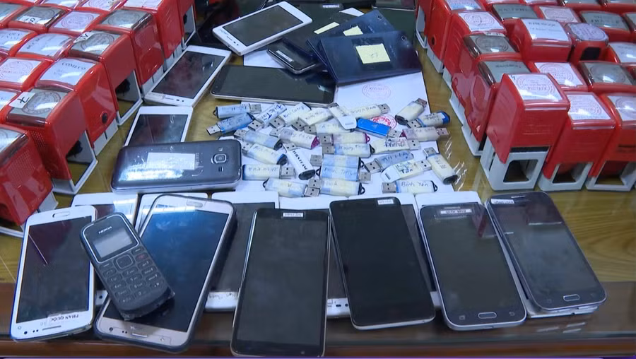 Con dấu giả và các tang vật bị thu giữ. Ảnh: Quang Huy