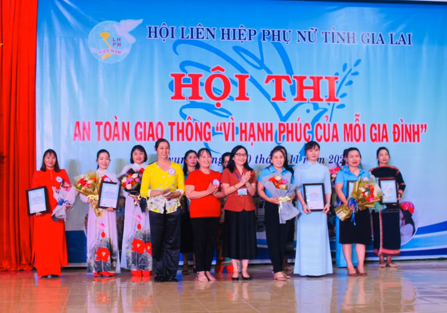 Ban tổ chức trao giải nhất cho Hội LHPN phường Sông Bờ. Ảnh: Vũ Chi