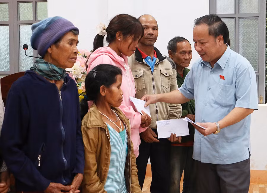 Trưởng đoàn đại biểu Quốc hội tỉnh trao quà cho các hộ dân trên địa bàn 3 xã. Ảnh: Quang Tấn