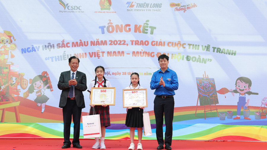 Ban tổ chức trao giải nhất cho 2 thí sinh khối tiểu học và THCS. Ảnh: Nhật Nam