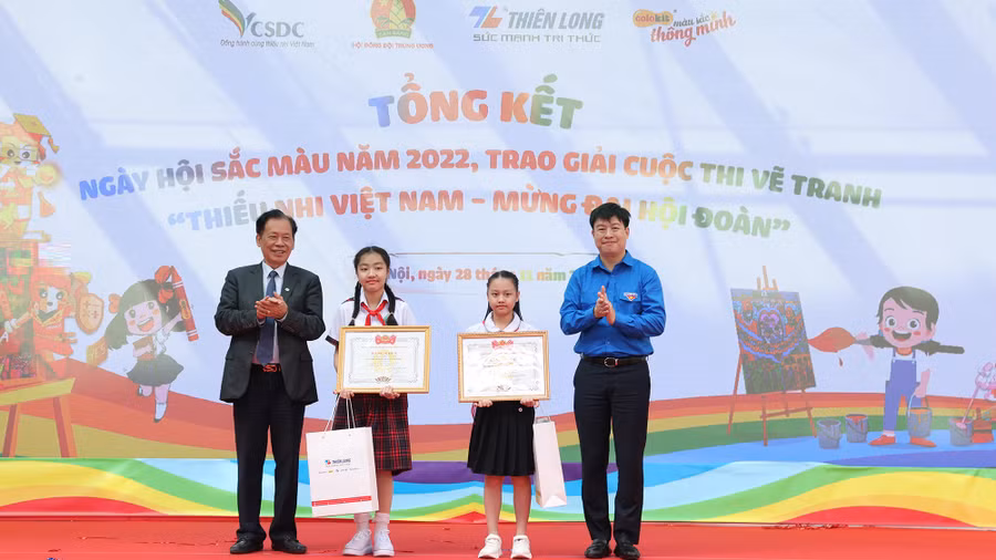 Ban tổ chức trao giải nhất cho 2 thí sinh khối tiểu học và THCS. Ảnh: Nhật Nam