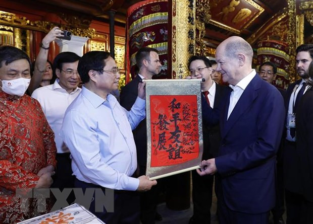 Thủ tướng Phạm Minh Chính tặng Thủ tướng Đức Olaf Scholz bức thư pháp với nội dung 