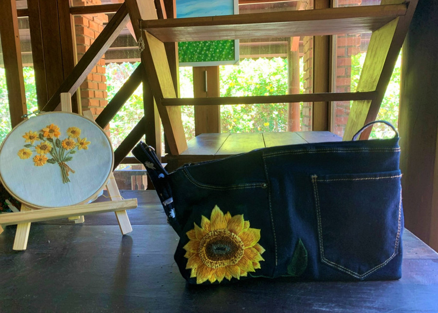 Một chiếc quần jean cũ được Thanh Huyền xử lý thành chiếc túi xách độc đáo. Ảnh: M.L