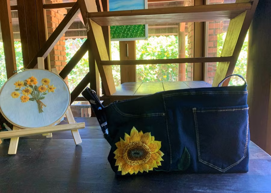 Một chiếc quần jean cũ được Thanh Huyền xử lý thành chiếc túi xách độc đáo. Ảnh: M.L