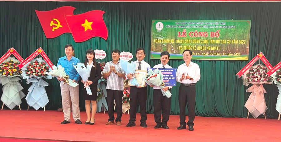 Với thành tích hoàn thành trước kế hoạch sản lượng 46 ngày, Công ty được Tập đoàn Công nghiệp Cao su Việt Nam tặng bằng khen và phần thưởng 80 triệu đồng. Ảnh. Đinh Yến