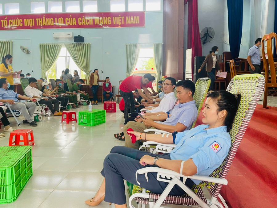 Đông đảo cán bộ, công chức, viên chức, người lao động huyện Phú Thiện tham gia hiến máu tình nguyện. Ảnh: Vũ Chi