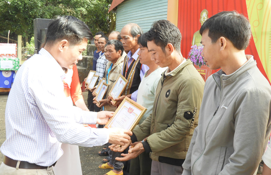 Tặng giấy khen cho các hộ gia đình tiêu biểu trong các phong trào thi đua ở cơ sở. Ảnh: Thanh Nhật Tặng giấy khen cho các hộ gia đình tiêu biểu trong các phong trào thi đua ở cơ sở. Ảnh: Thanh Nhật