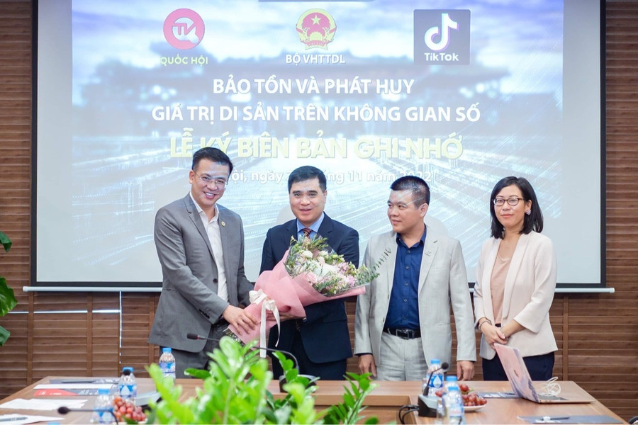 Ông Lê Quang Minh - Tổng giám đốc Truyền hình Quốc hội VN tặng hoa các đơn vị bảo tồn và phát huy giá trị di sản trên không gian số. Ảnh: K.M