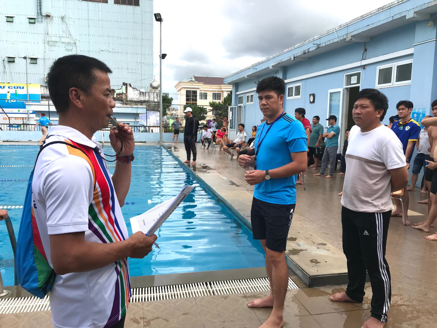 Các học viên đã được tập huấn nhiều kỹ năng liên quan đến bơi lội Ảnh: Văn Ngọc
