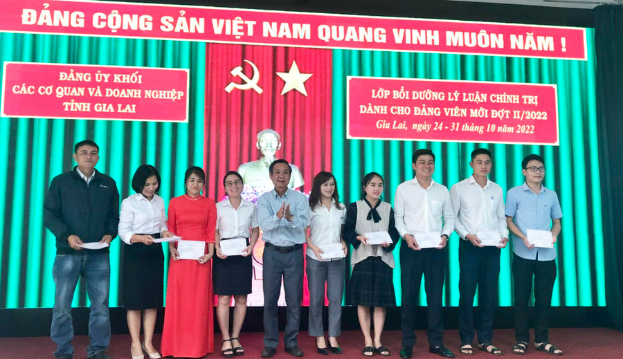 Phó Bí thư Đảng ủy Khối các Cơ quan và Doanh nghiệp tỉnh Huỳnh Tấn Đoan trao chứng nhận cho các đảng viên mới. Ảnh: Lê Nam Phó Bí thư Đảng ủy Khối các Cơ quan và Doanh nghiệp tỉnh Huỳnh Tấn Đoan trao chứng nhận cho các đảng viên mới. Ảnh: Lê Nam