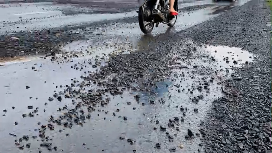 Đá lăn lóc đầy trên mặt đường do mưa lớn. Ảnh: Hoài Luân 