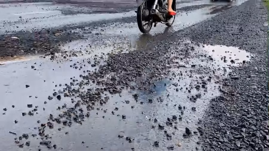 Đá lăn lóc đầy trên mặt đường do mưa lớn. Ảnh: Hoài Luân 