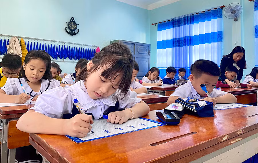  Thủ tướng Chính phủ yêu cầu hỗ trợ các địa phương triển khai tài liệu giáo dục địa phương và bố trí thời gian học của các cơ sở giáo dục bảo đảm phù hợp, hiệu quả. Ảnh: Hồng Thi